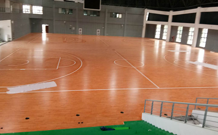 羽毛球館運動(dòng)木地板施工注意事項