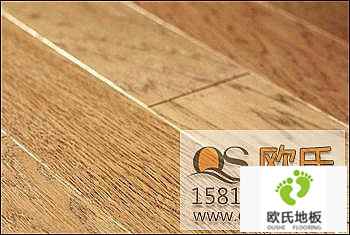 什么原因導致體育實(shí)木地板收縮與起鼓