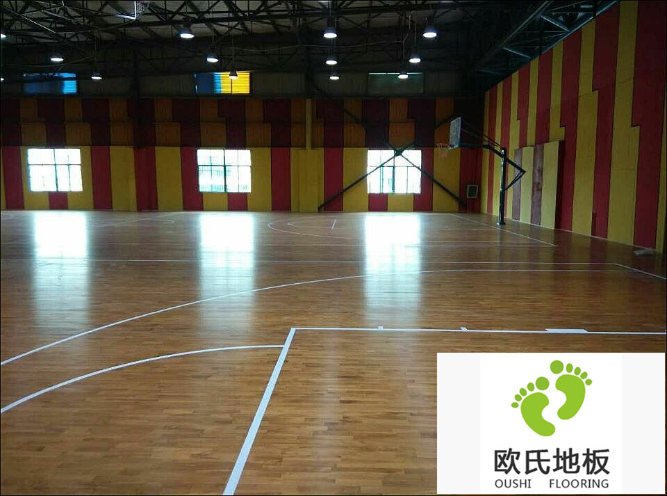 海南三亞師部國興體育俱樂(lè )部籃球館木地板竣工